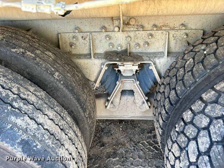 image for item DN0773 2000 International  5500i ready mix truck