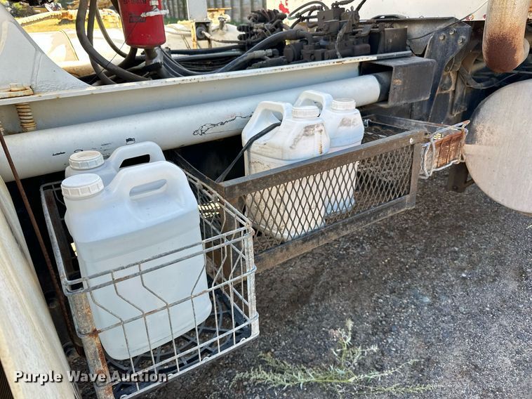 image for item DN0773 2000 International  5500i ready mix truck