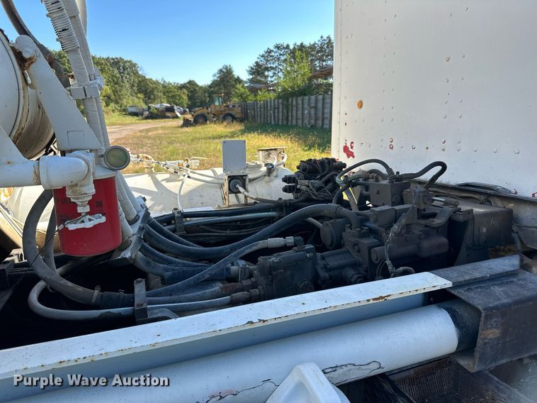 image for item DN0773 2000 International  5500i ready mix truck