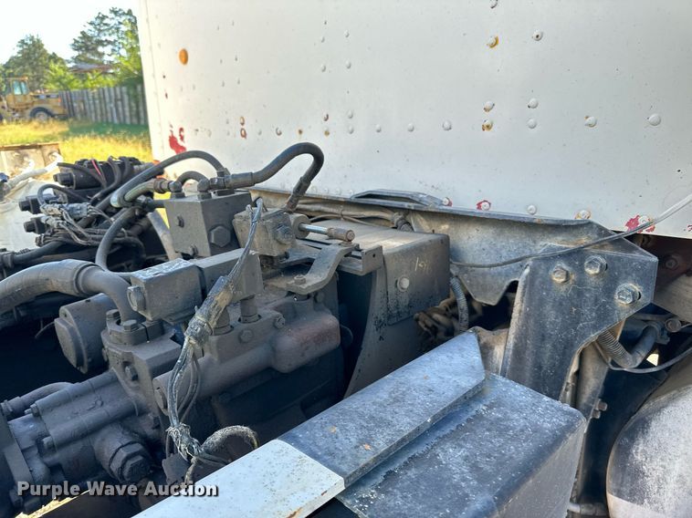 image for item DN0773 2000 International  5500i ready mix truck