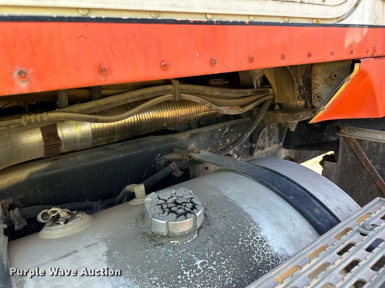 image for item DN0773 2000 International  5500i ready mix truck