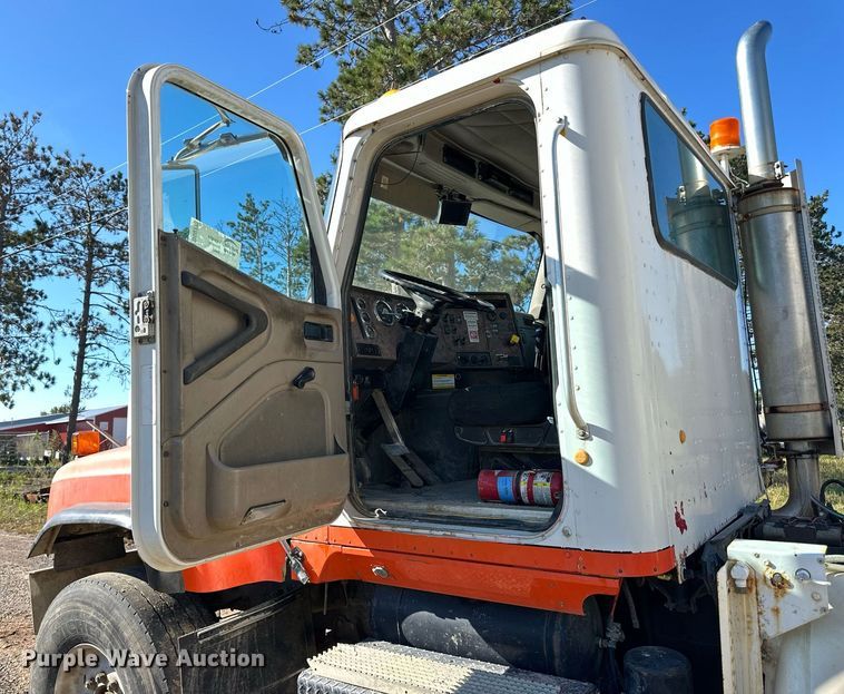 image for item DN0773 2000 International  5500i ready mix truck
