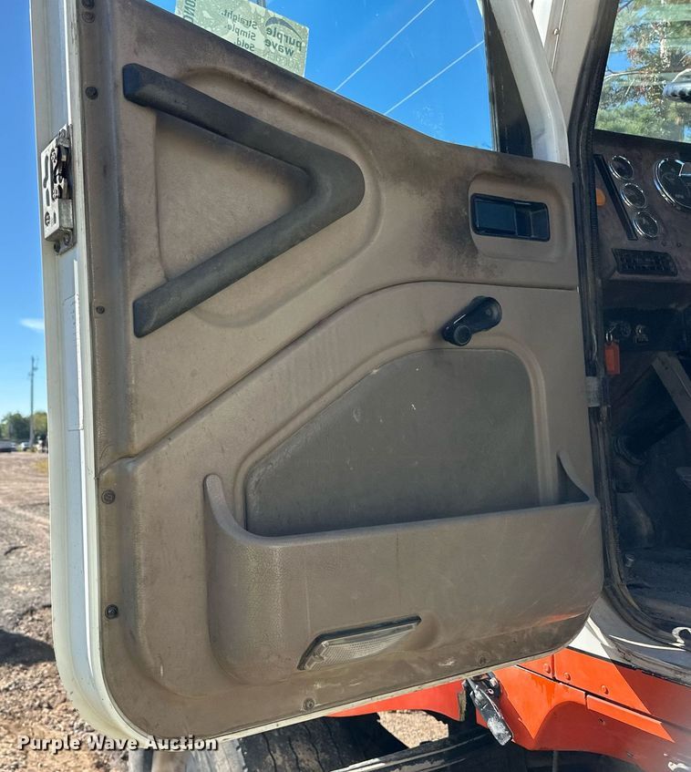 image for item DN0773 2000 International  5500i ready mix truck