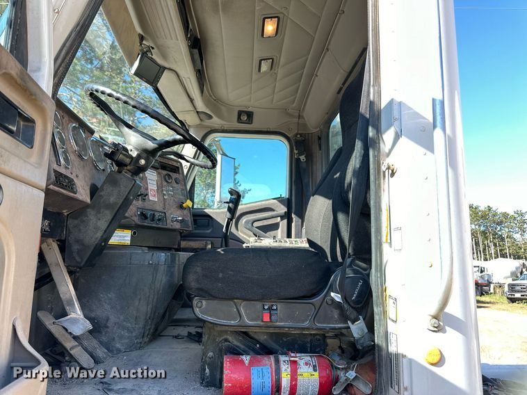 image for item DN0773 2000 International  5500i ready mix truck