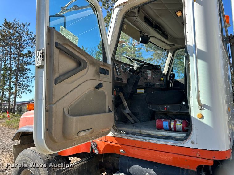 image for item DN0773 2000 International  5500i ready mix truck