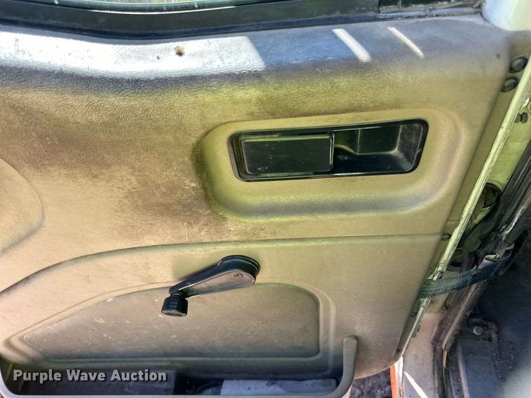 image for item DN0773 2000 International  5500i ready mix truck