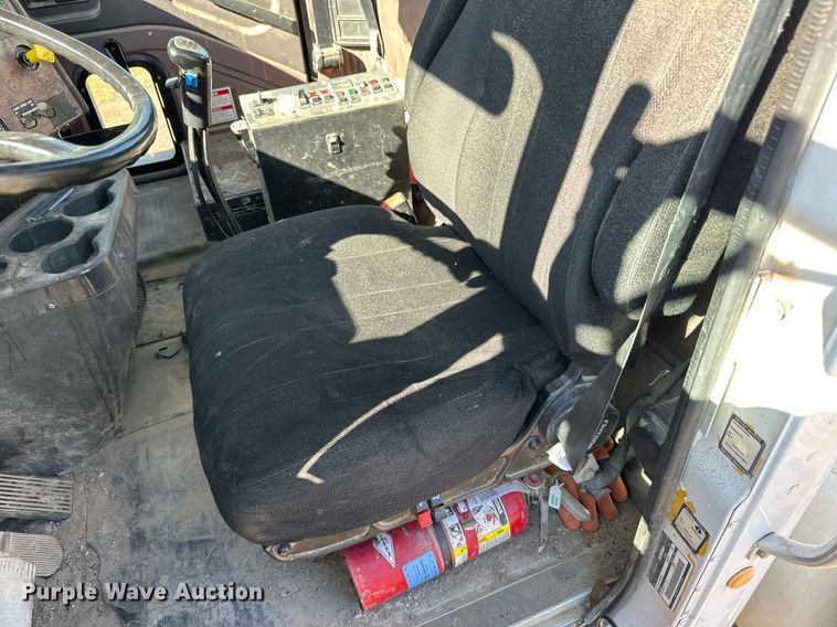 image for item DN0773 2000 International  5500i ready mix truck