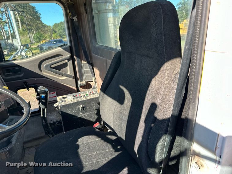 image for item DN0773 2000 International  5500i ready mix truck