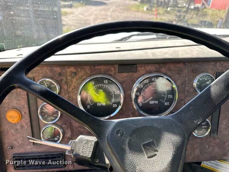 image for item DN0773 2000 International  5500i ready mix truck