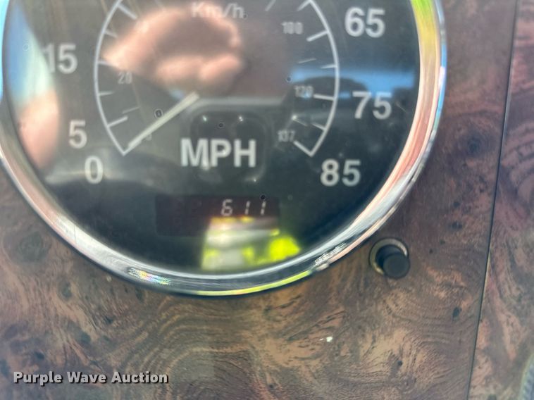 image for item DN0773 2000 International  5500i ready mix truck