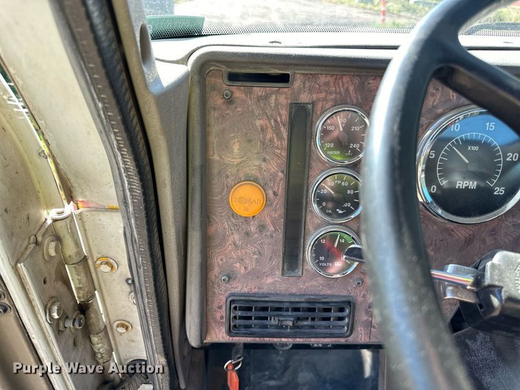 image for item DN0773 2000 International  5500i ready mix truck