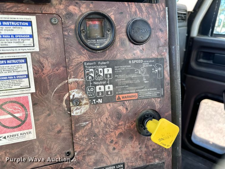 image for item DN0773 2000 International  5500i ready mix truck