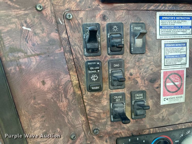 image for item DN0773 2000 International  5500i ready mix truck