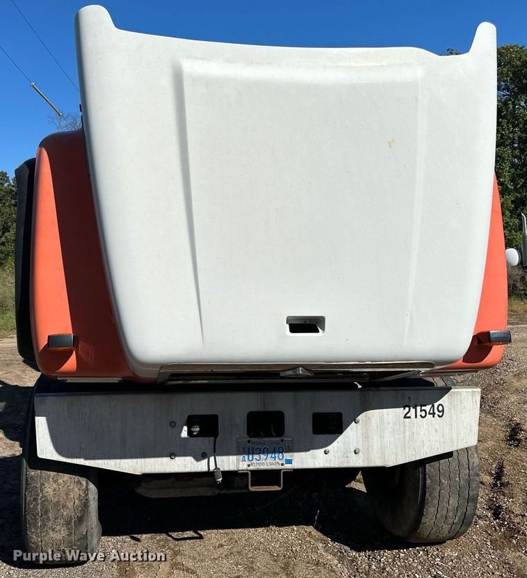 image for item DN0773 2000 International  5500i ready mix truck