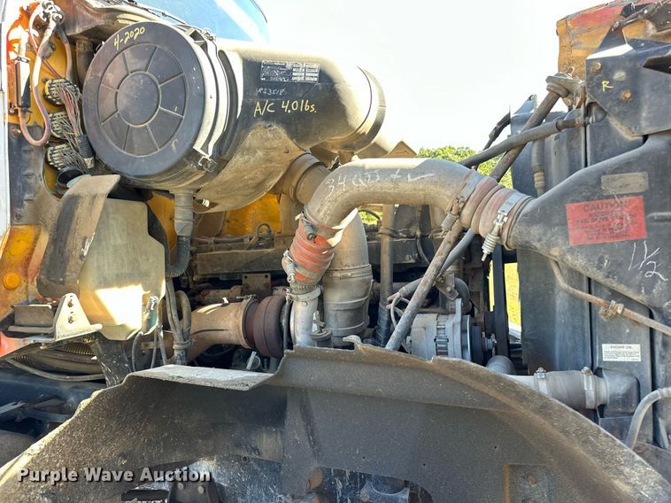 image for item DN0773 2000 International  5500i ready mix truck