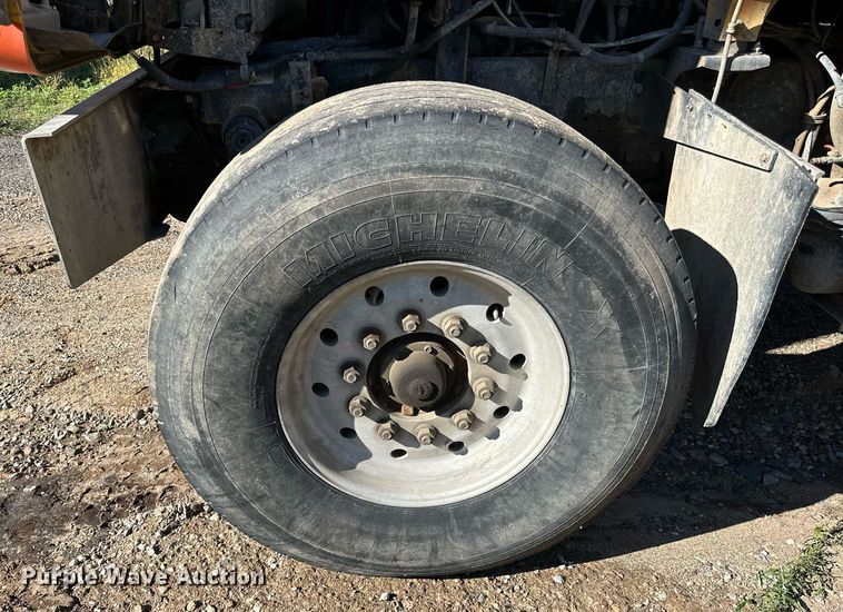 image for item DN0773 2000 International  5500i ready mix truck