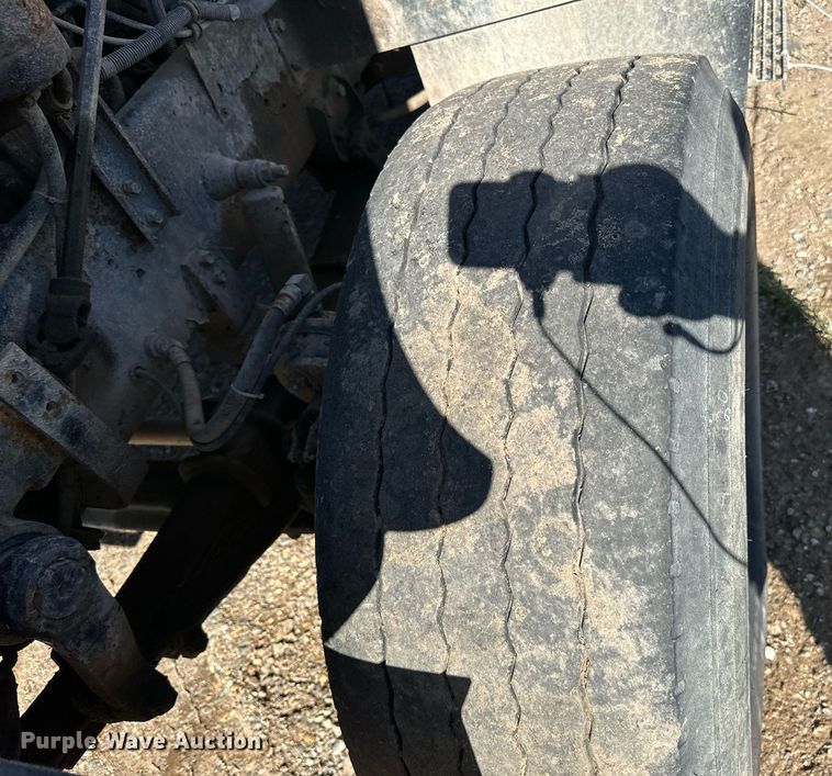 image for item DN0773 2000 International  5500i ready mix truck