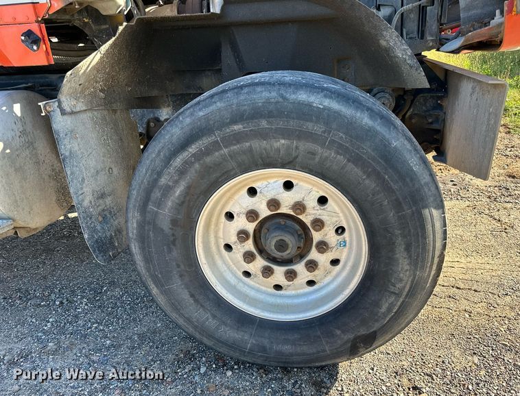 image for item DN0773 2000 International  5500i ready mix truck