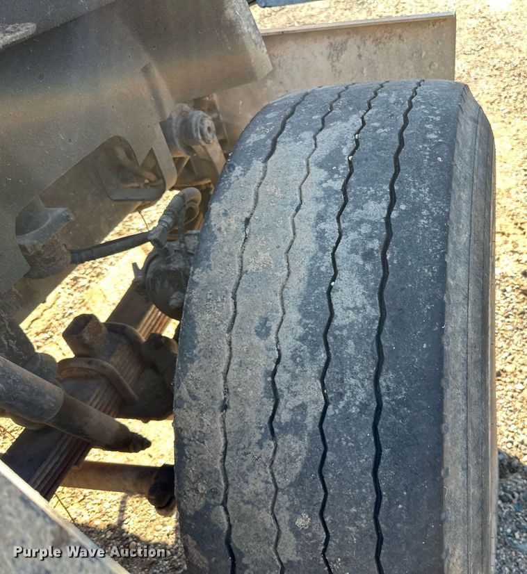 image for item DN0773 2000 International  5500i ready mix truck