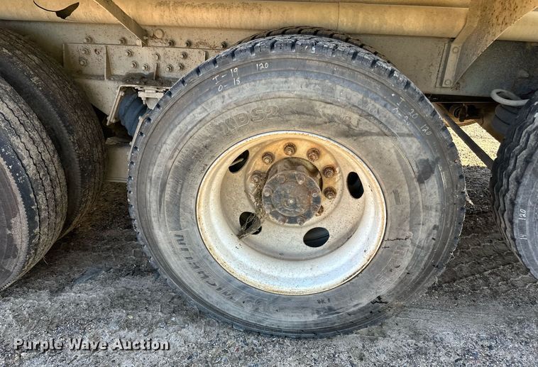 image for item DN0773 2000 International  5500i ready mix truck