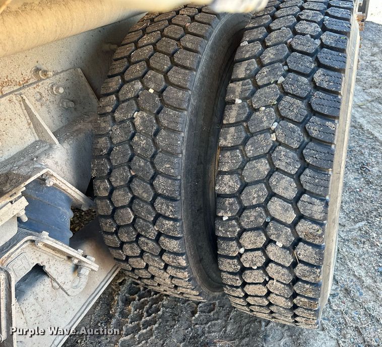 image for item DN0773 2000 International  5500i ready mix truck