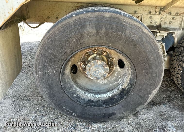 image for item DN0773 2000 International  5500i ready mix truck