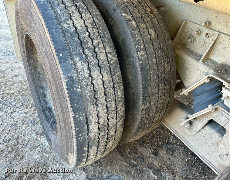 image for item DN0773 2000 International  5500i ready mix truck