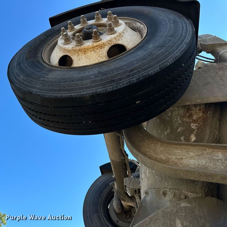 image for item DN0773 2000 International  5500i ready mix truck