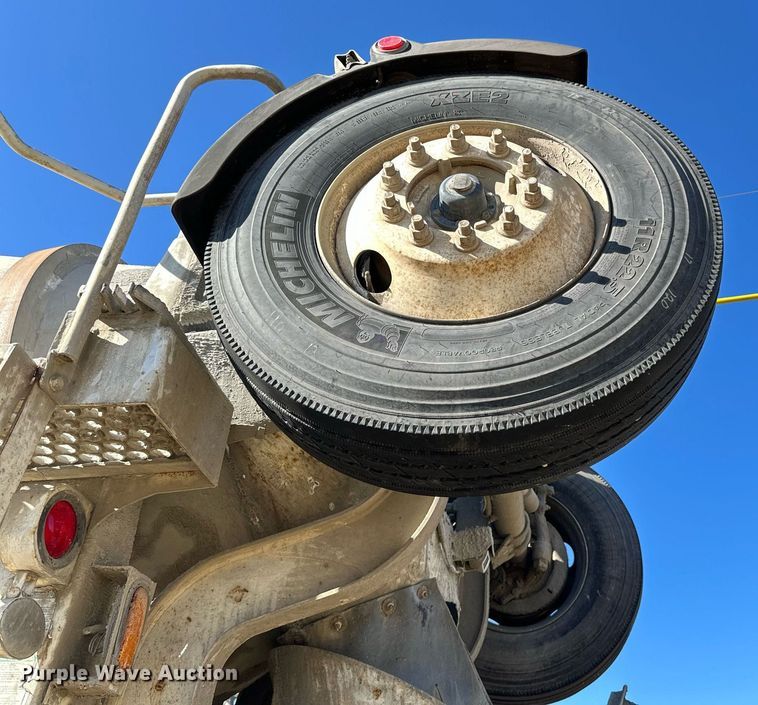 image for item DN0773 2000 International  5500i ready mix truck