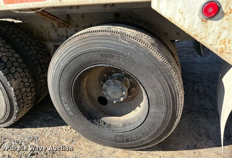 image for item DN0773 2000 International  5500i ready mix truck