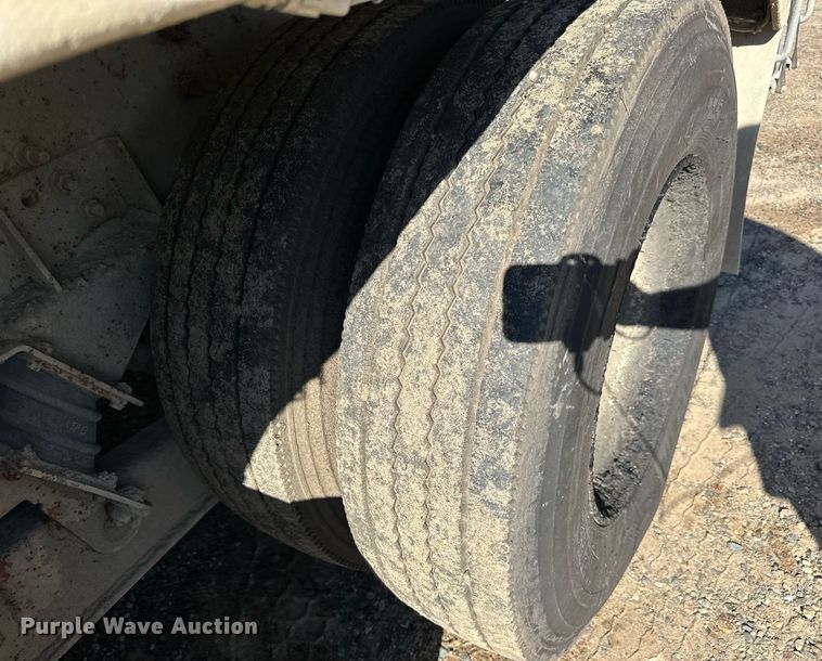 image for item DN0773 2000 International  5500i ready mix truck