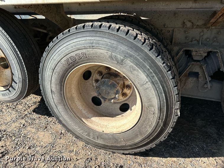 image for item DN0773 2000 International  5500i ready mix truck