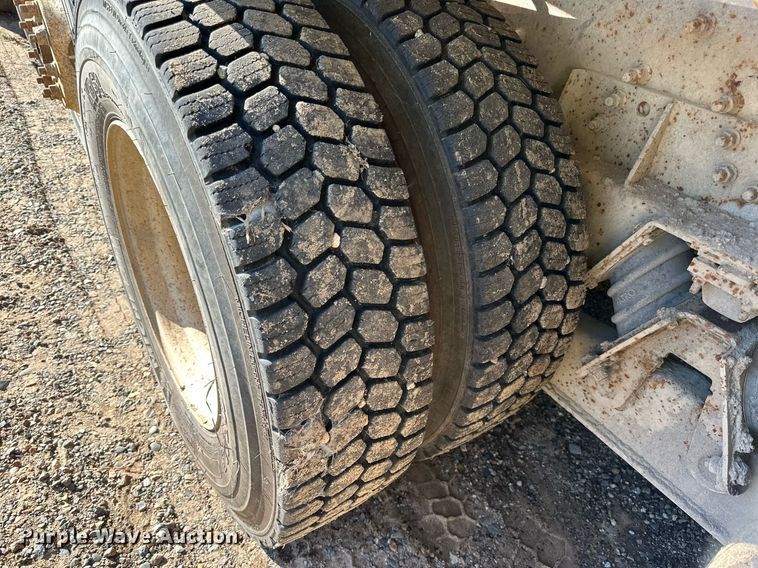 image for item DN0773 2000 International  5500i ready mix truck