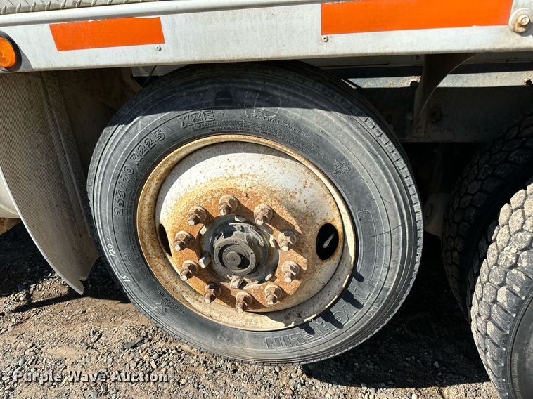 image for item DN0773 2000 International  5500i ready mix truck