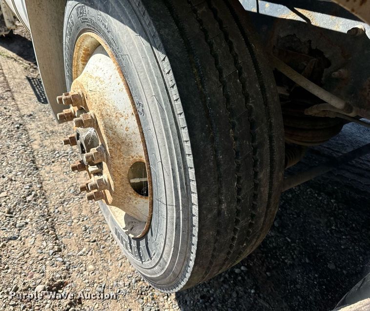 image for item DN0773 2000 International  5500i ready mix truck