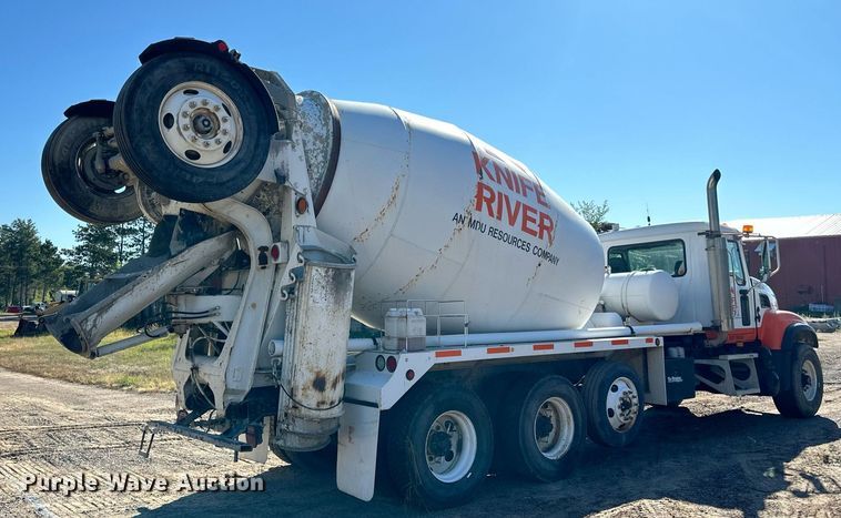 image for item DN0774 2005 Mack  CV513 ready mix truck