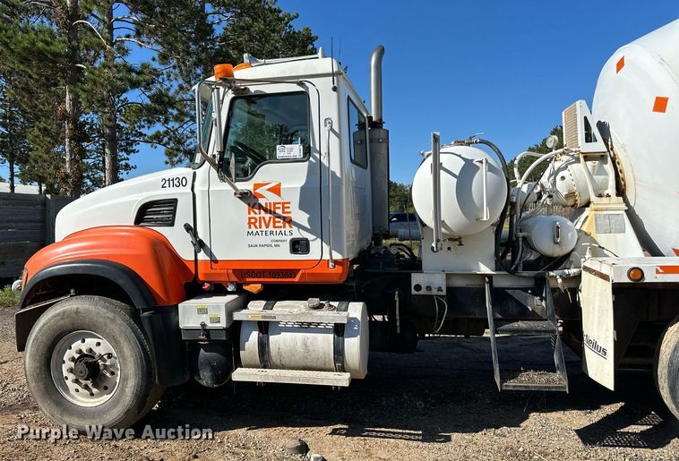image for item DN0774 2005 Mack  CV513 ready mix truck