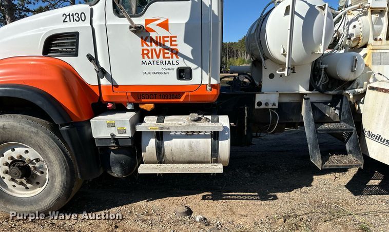 image for item DN0774 2005 Mack  CV513 ready mix truck