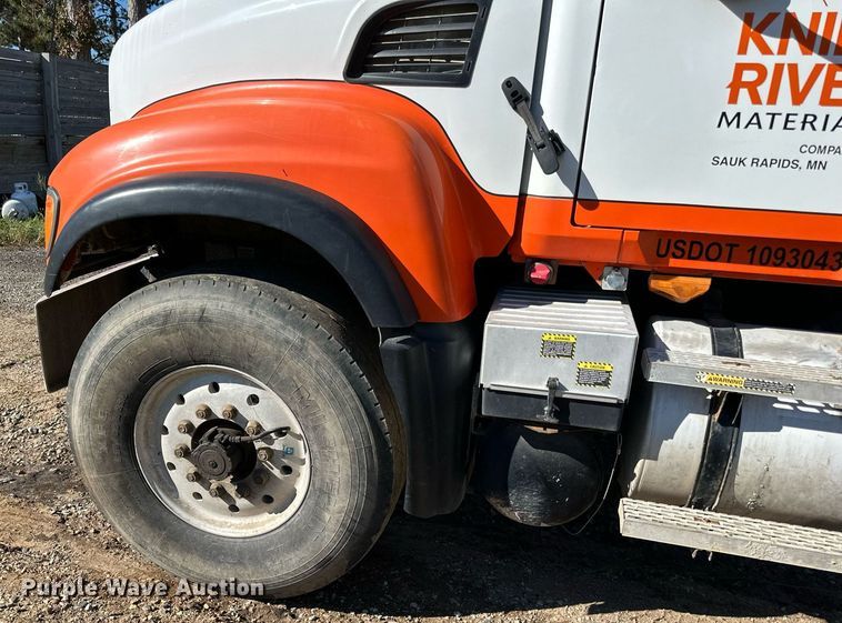 image for item DN0774 2005 Mack  CV513 ready mix truck