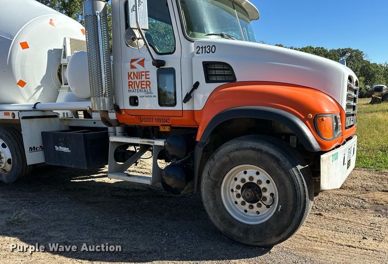 image for item DN0774 2005 Mack  CV513 ready mix truck