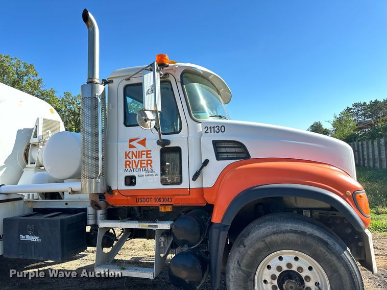 image for item DN0774 2005 Mack  CV513 ready mix truck