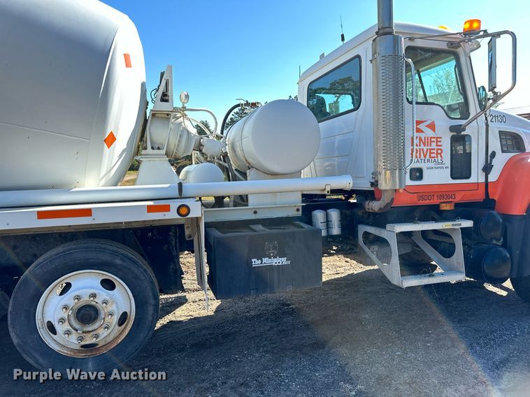 image for item DN0774 2005 Mack  CV513 ready mix truck