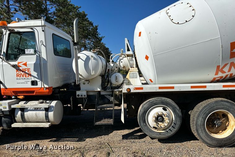 image for item DN0774 2005 Mack  CV513 ready mix truck