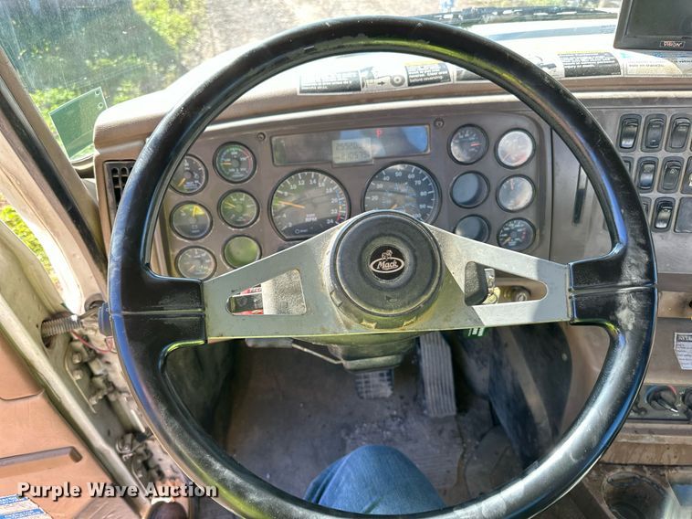 image for item DN0774 2005 Mack  CV513 ready mix truck