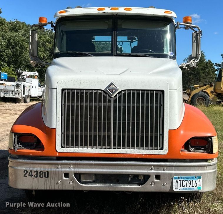 image for item DN0778 2007 International  9200i semi truck