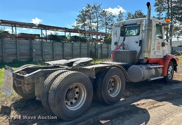 image for item DN0778 2007 International  9200i semi truck