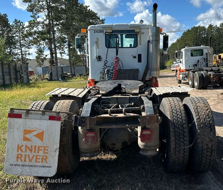 image for item DN0778 2007 International  9200i semi truck