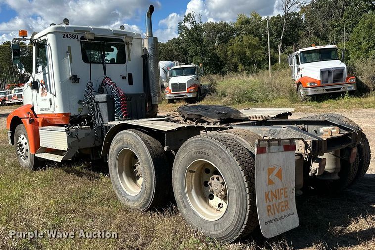 image for item DN0778 2007 International  9200i semi truck