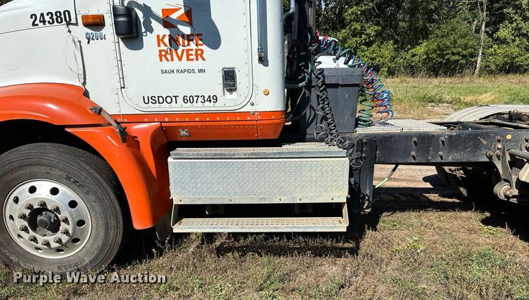 image for item DN0778 2007 International  9200i semi truck