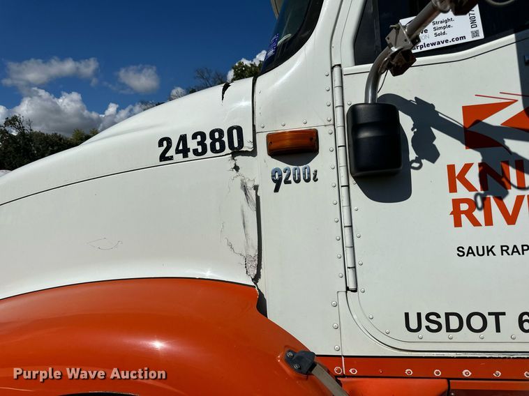 image for item DN0778 2007 International  9200i semi truck